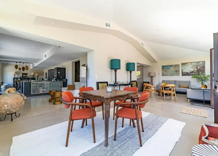 Дом отдыха Elegant Villa With Pool Near Montpellier Centre